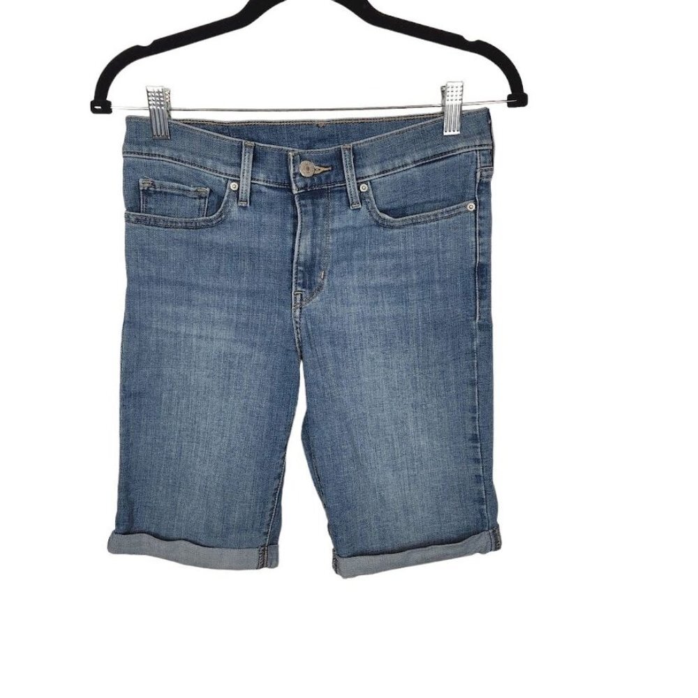 Levi's Bermuda Shorts in Medium Wash Size 27
